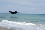 【動画】フロリダのビーチに飛行機が不時着。その様子が撮影される。