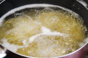 【悲報】「パスタ茹でるときお湯に塩を入れる意味」、お前らの31.8％が答えられないwwwww