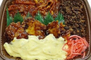 セブンイレブンさん、ついに本気を出す！ボリューム満点「かっこみ３種の肉盛り弁当(税込550円)」が新発売！！