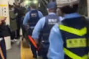 【動画】 京浜東北線・日暮里駅で人身事故 「ひとを轢いた」「ブルーシートで一部隠してる・・」「ブルーシートとか黄色いテープとか・・」 緊急車両集結で騒然