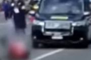 【動画】 福岡国際マラソンの運営車両とランナーの接触事故、事故の様子が激撮されていた　全治3ヶ月の大怪我