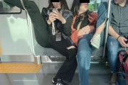 【画像】外国人さん、電車の中で優雅にリラックスタイムｗｗｗ