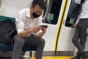 【動画】サラリーマンさん、電車内でとんでもない行為をしてしまう