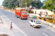 【動画】道路のど真ん中に停車したマジック乗りが原因で大事故に。