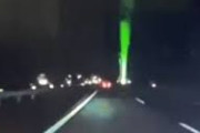 【動画】高速道路で対向車にレーザーポインターを飛ばしまくるヤバいトラック出現