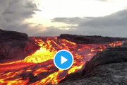 【驚愕】ハワイの火山の麓に流れる「溶岩の川」の様子がこちら