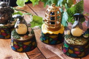 「ジブリ」作中シーンを再現したアクセBOX！ステンドグラス風&精巧なジオラマ付き