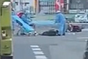 【動画】 天王寺駅前の交差点で轢き逃げ事故 「バイクめちゃくちゃ」「ブルーシートかけられ横たわる人」 一帯封鎖で渋滞発生