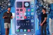 高さ2m超え、世界最大のiPhoneを作って世界ギネス記録、完全に機能する