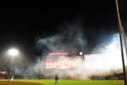 珍事！白煙で試合が一時中断　球場騒然「煙で視界不良のため」アナウンス　ネットも仰天
