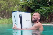 D・アウベスが“PS5獲得”に歓喜 嬉しさのあまりプールで...