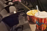 ワイ「暇だし映画見るか」 映画館「チケット1800円+ポップコーン450円+コーラ420円+バッジ780円