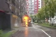 【衝撃】落雷が原因でマンホールが爆発。その瞬間を記録したドラレコ動画。