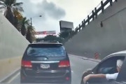 【動画】絶対に譲れない割り込み攻防。パワーで押し切って勝利する。