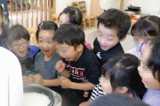 炊飯器に大興奮する日本の子供たち、世界をほっこりさせてしまう