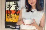 佐々木希さん、あのレトロ自販機前でニッコリ記念撮影！