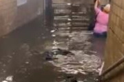 【悲報】ニューヨークで記録的な豪雨、地下鉄が地獄絵図に