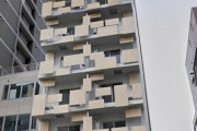 大物建築家「木の温もりを感じさせるマンションをつくりました」