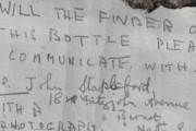 1983年に流した手紙が82年の時を経て元の海岸に戻ってきた