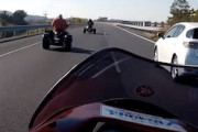 北関東道を走行中にレクサスからペットボトルを投げつけられたバイク乗りの車載。