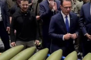 【動画】ゼレンスキー大統領、大量の兵器を見て思わずニッコリ