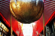 名古屋　金の玉はもうシワシワになりません！　直径2.3mが頭上に輝く　大須商店街