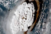 【トンガ】港の埠頭が壊れ、空港の滑走路に火山灰 「海上と航空の輸送に支障が出ている」