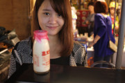 【画像あり】台湾の美少女が牛乳瓶のフタを開けてくれる屋台が大人気！ これは完全に萌えるwwwwwwwwwww