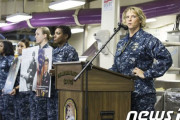 アメリカ海軍空母を女性が率いる…245年の米海軍史上初の女性艦長