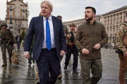 ジョンソン首相とゼレンスキー大統領がキーウを歩いている動画を見て「キーウの破壊はフェイク」と思い込む人たち