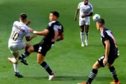 リードした状況でボールに乗っかるプレーが相手チームの怒りを買う ブラジル1部で3人が退場する乱闘騒ぎに