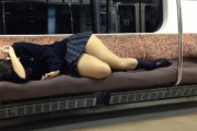 【JK】迷惑系JKさん、電車の座席で横になってしまう