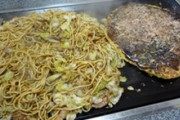 店主「アンタみたいなおチビちゃんにウチのジャンボお好み焼きは食べきれないよ～（ﾆﾔﾆﾔ」俺「いいから下さい」店主「このクソ忙しいのに…ﾌﾞﾂﾌﾞﾂ」→結果