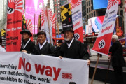 放置しちゃダメ、いちいち殴りつけないと止めない　～　【旭日旗】 ニューヨークの心臓部マンハッタンで「東京五輪旭日旗使用反対」三歩一拜デモ(動画)