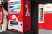 彡(^)(^)「喉乾いたわ…コーラでも飲むか…」コカ・コーラの自販機ﾎﾟﾁｰ