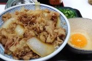 牛丼屋で生卵かき混ぜ馬鹿「ﾁｬｯﾁｬｯﾁｬｯﾁｬｯﾁｬｯﾁｬｯﾁｬｯﾁｬｯﾁｬｯﾁｬｯﾁｬｯﾁｬｯﾁｬｯﾁｬｯﾁｬｯﾁｬｯﾁｬｯﾁｬｯﾁｬｯﾁｬｯﾁｬｯ」