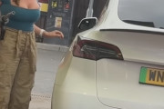 【画像】テスラに乗った女性、ガソリンスタンドで困惑