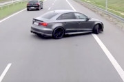 【動画】爆速アウディ（推定230km/h）乗り、高速道路でフォレスターに押し出されてブチギレてしまう。