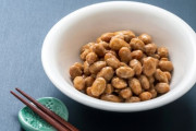 【悲報】納豆さん、「ご飯にかけて食う」か「蕎麦にかけて食う」しか食べ方がない