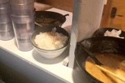 【悲報】家系ラーメン店「マジのお願い ライスを残さないでくれ｣