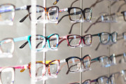 眼鏡屋に行ったら変なクレーマー客がいた。あんなの相手にしないといけないなんて、接客業は大変だな…