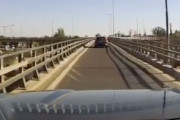 【動画】治安の悪い国では大型車に乗る必要があることが分かる動画が話題に