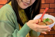 桜井日奈子、台湾料理を手にニッコリ！ドラマオフショットが「ただただ可愛い」と反響
