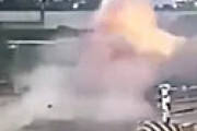 【動画】 車が料金所に猛速で突っ込み空中で爆発・・ 映画のような衝撃事故の瞬間が激撮される