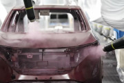 日産「アリア」車体とバンパーを一気に塗装　鋼と樹脂を一体塗装する新技術