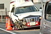 事故現場向かう途中に事故…パトカーが信号待ちのダンプカーに衝突 中央線越えてぶつかったか