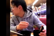 【悲報】回転寿司のマナー、もうめちゃくちゃ