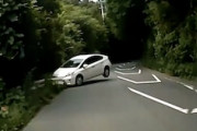 【熊本】脇見？居眠り？ガードレールに助けられたプリウスミサイルの映像。