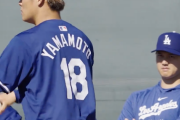 大谷翔平、山本由伸のブルペン投球を後方彼氏面で見つめる