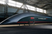 高速輸送システム「ハイパーループ」、初の有人試験を実施…真空のチューブの中を最高時速約965キロで移動！